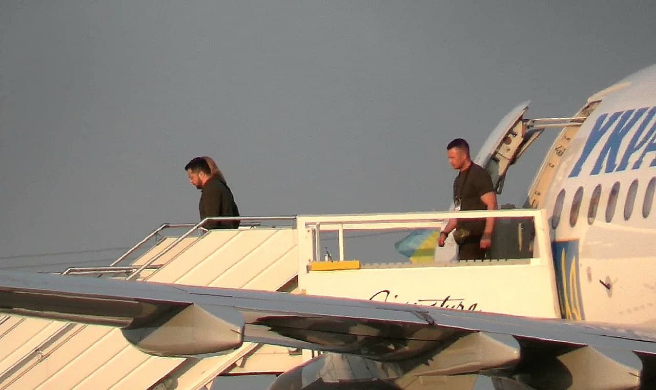Photos: President Zelenskyy gets off plane at Pearson Airport in Mississauga, met by huge motorcade